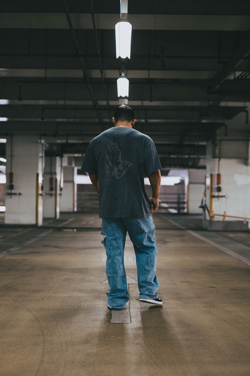 XENO “PRAYING HANDS” OVERSIZED TEE BLEACH BLUE GRAY
