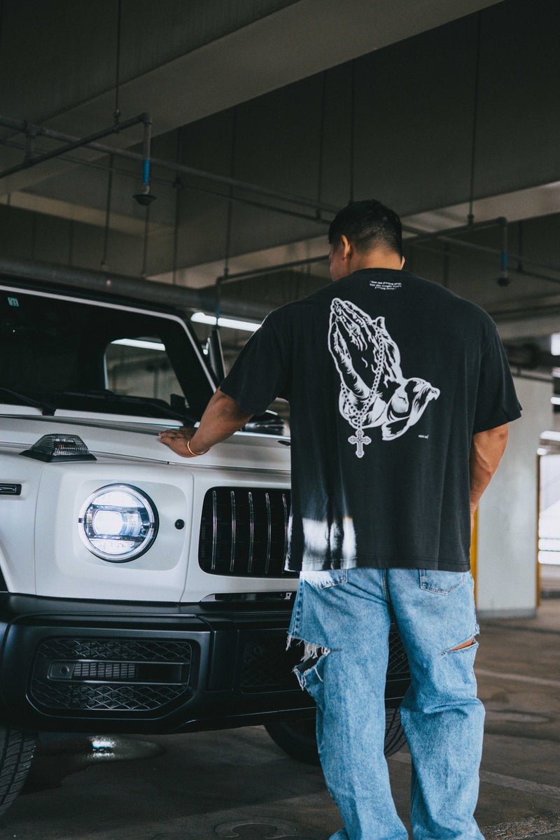 XENO “PRAYING HANDS” OVERSIZED TEE BLEACH BLACK