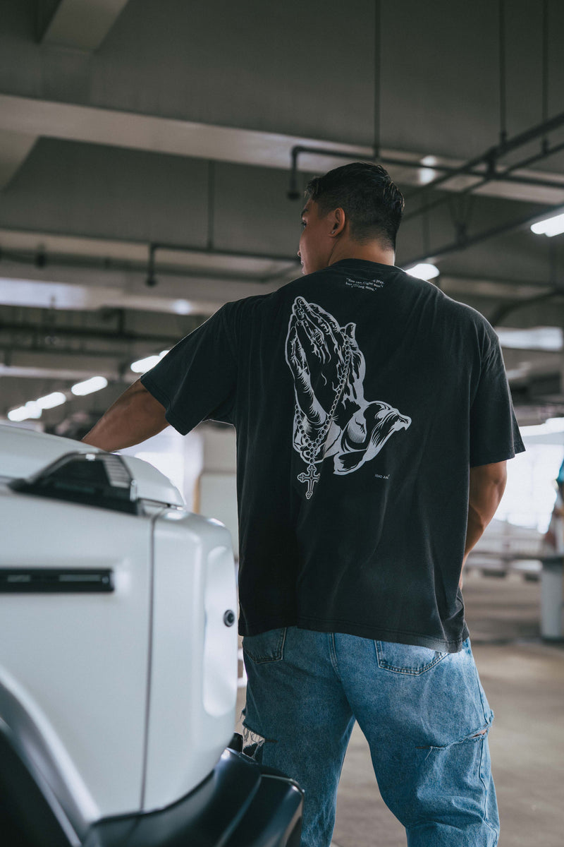 XENO “PRAYING HANDS” OVERSIZED TEE BLEACH BLACK