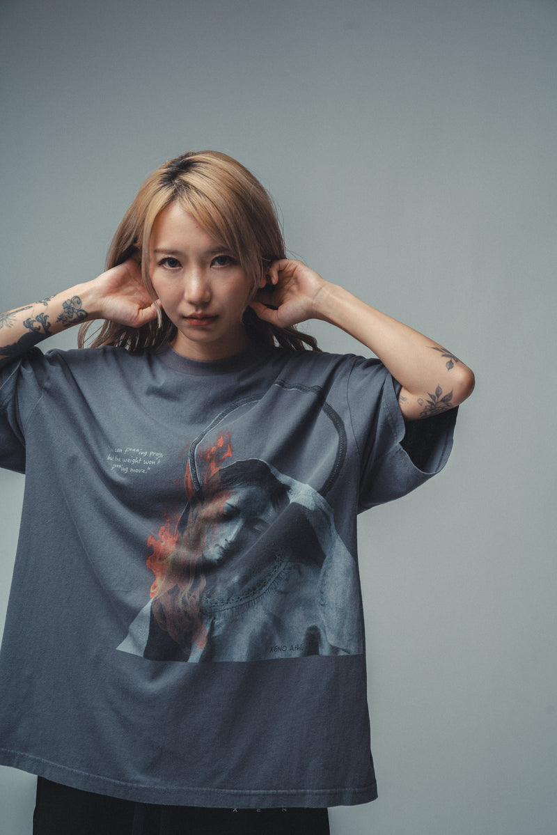 XENO “MARY BURN” OVERSIZED TEE BLEACH BLUE GRAY