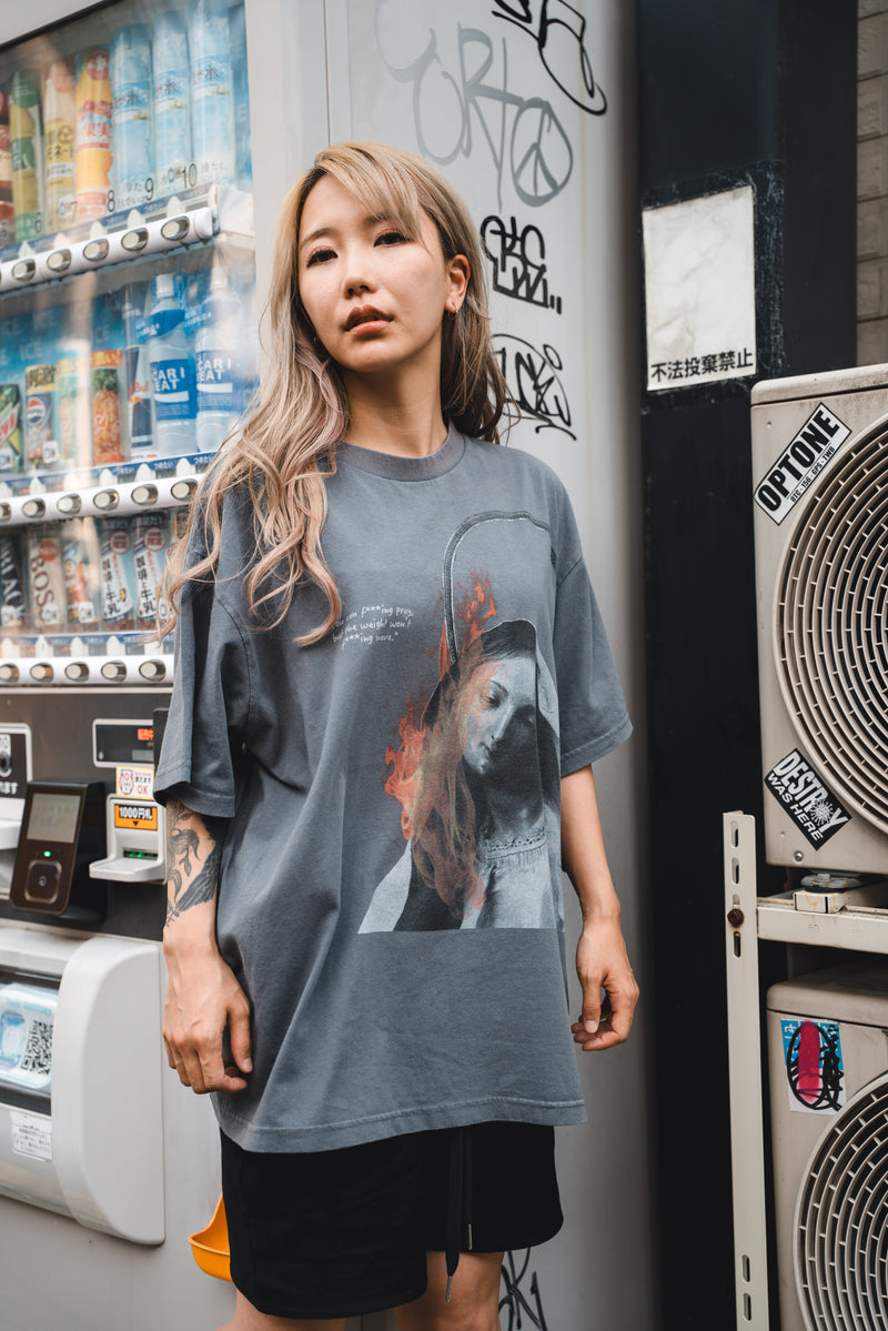 XENO “MARY BURN” OVERSIZED TEE BLEACH BLUE GRAY