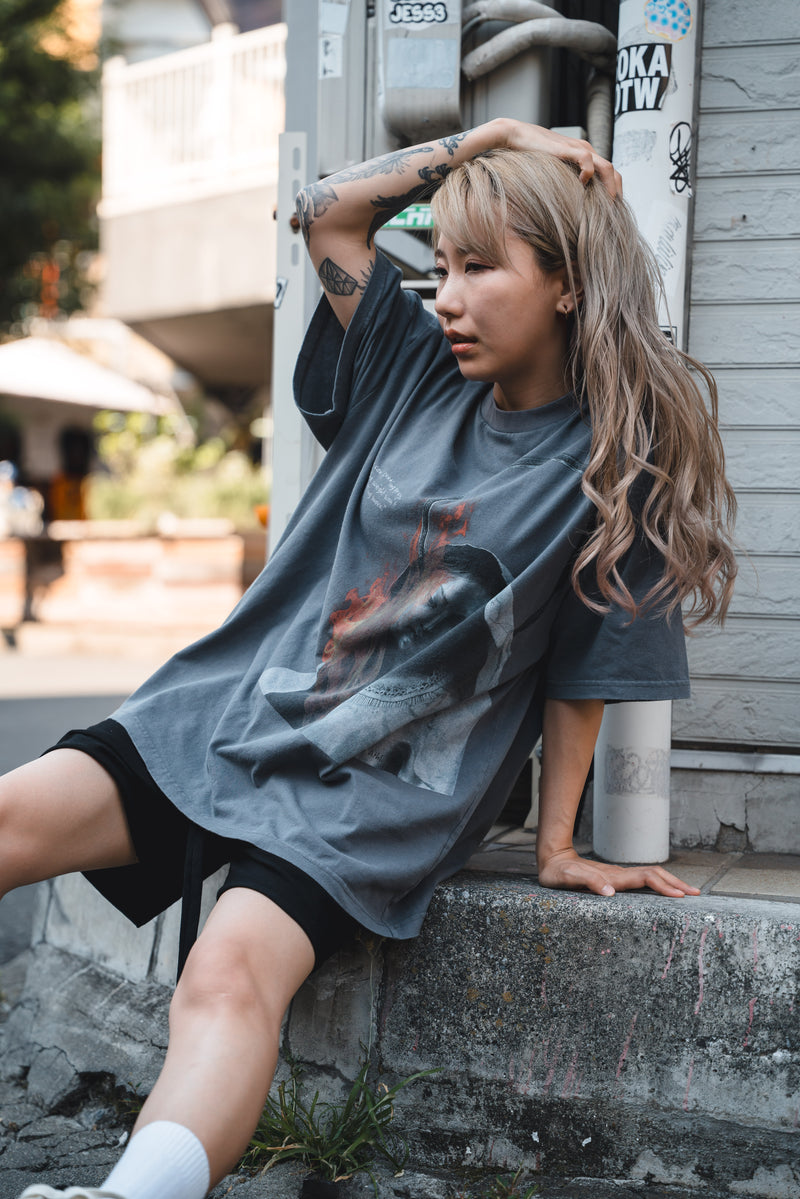 XENO “MARY BURN” OVERSIZED TEE BLEACH BLUE GRAY