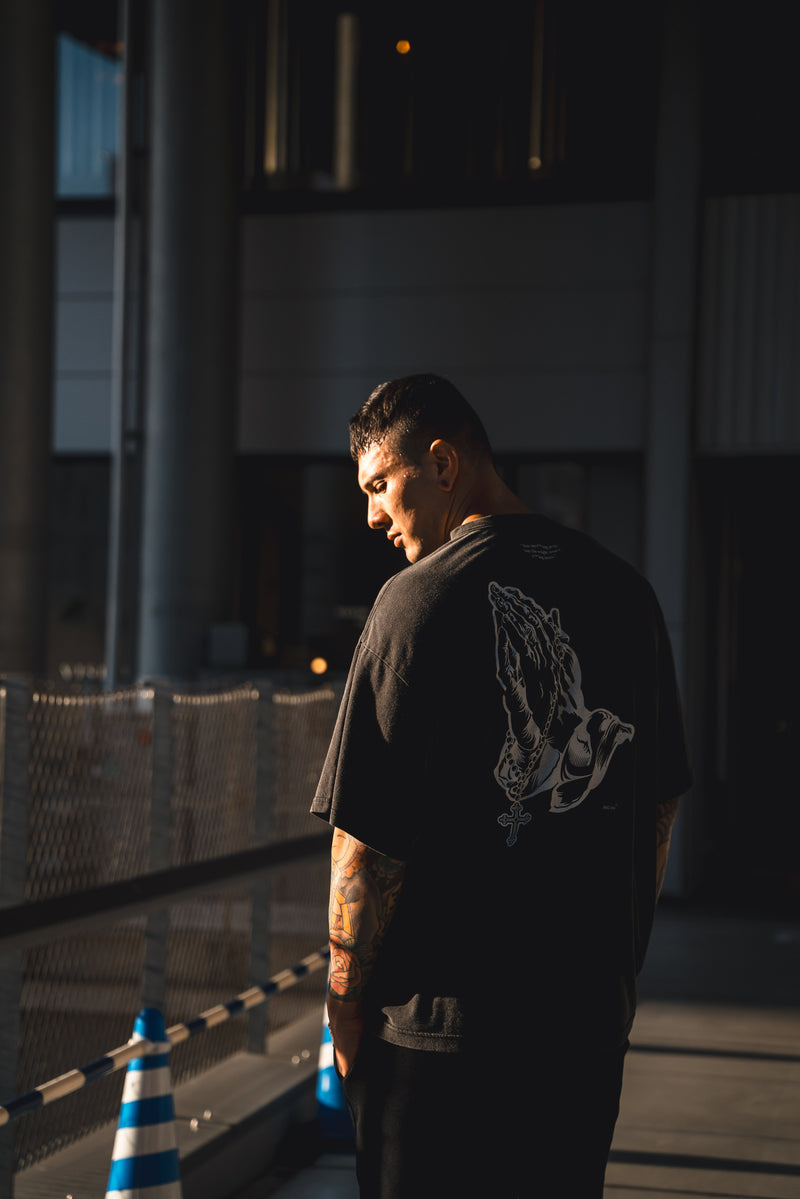 XENO “PRAYING HANDS” OVERSIZED TEE BLEACH BLACK